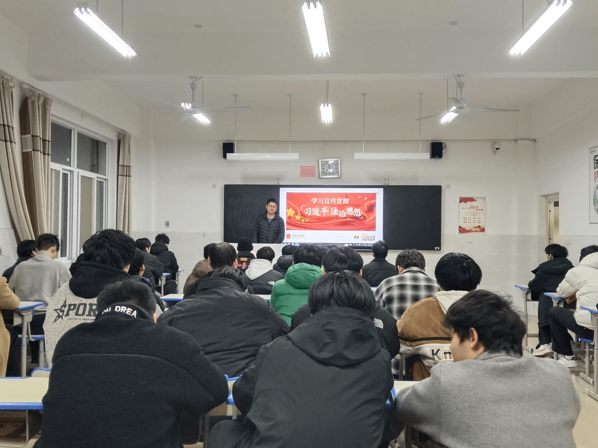 弘揚(yáng)法治精神 筑牢育人根基——駐馬店職業(yè)技術(shù)學(xué)院信息工程學(xué)院開(kāi)展“憲法宣傳周”系列教育活動(dòng)