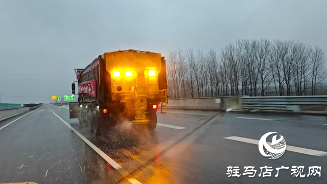 駐馬店轄區(qū)高速迎戰(zhàn)雨雪 多方聯(lián)動(dòng)除冰保安全暢通