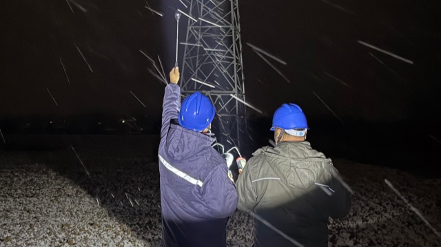 國網(wǎng)泌陽縣供電公司:踏雪巡線護(hù)光明 寒夜堅(jiān)守暖萬家