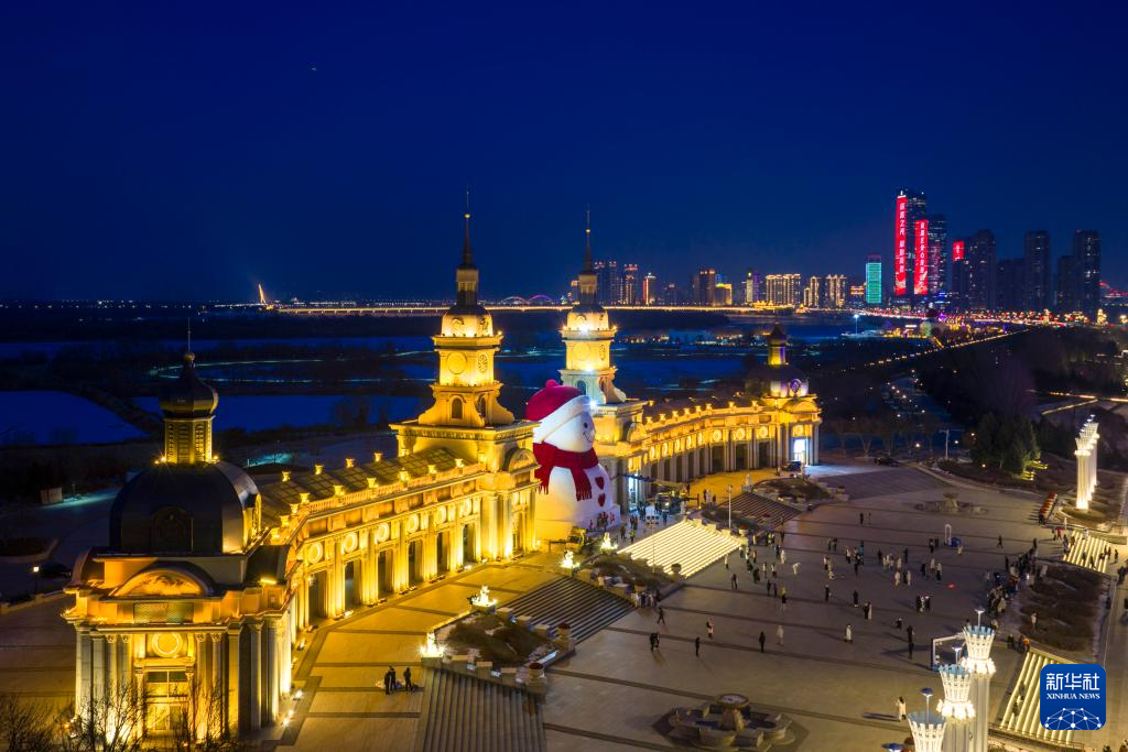 “冰城”大雪人亮相