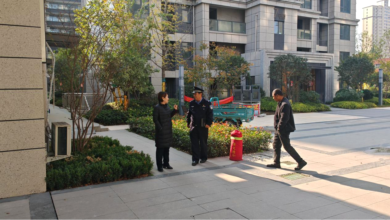 社區(qū)里的“暖心守護(hù)者” ——記駐馬店市公安局示范區(qū)分局民警秀立昕