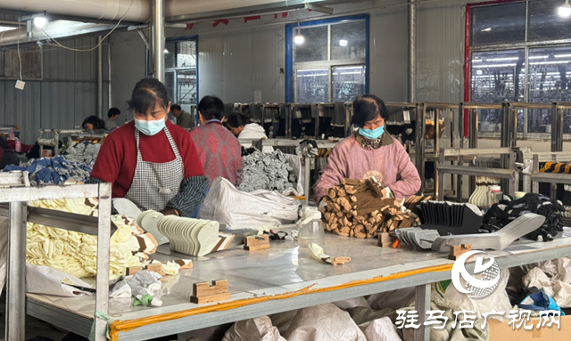 確山縣新安店鎮(zhèn):小襪子織就振興路 “一村一品”激活鄉(xiāng)村發(fā)展新動能