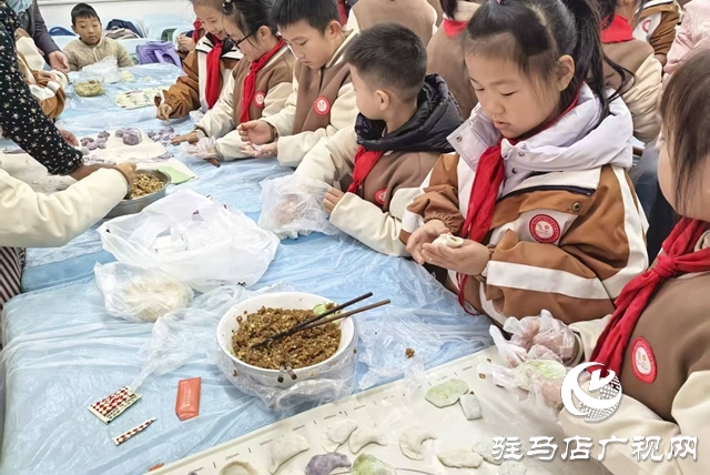 駐馬店市金雀路小學(xué)開展包餃子主題活動