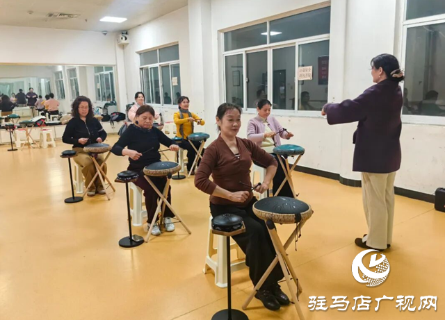 “天中智慧夜?！惫媾嘤柦Y(jié)課 夜間藝術(shù)課堂點亮市民文化生活