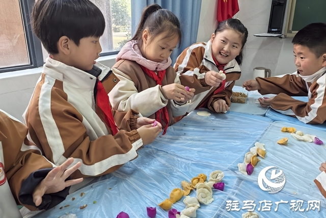 駐馬店市金雀路小學(xué)開展包餃子主題活動