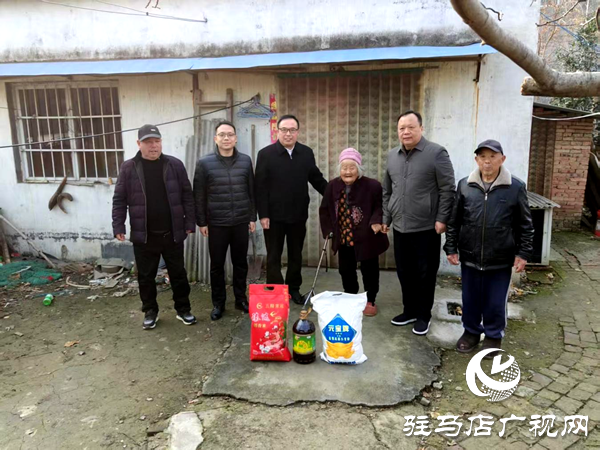 暖冬物資送上門 文明實踐暖民心——平輿縣新時代文明實踐中心走進辛店鄉(xiāng)閆莊村