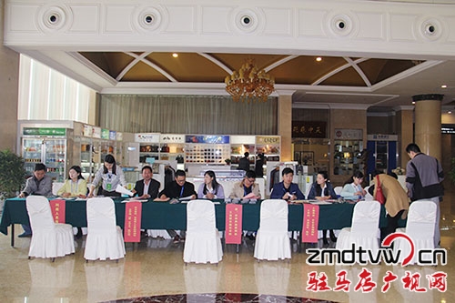 1工作人員做好準備迎接委員報道.JPG